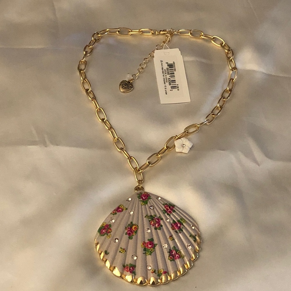 Betsey Johnson Shell Yeah Gold Tone Necklace With Floral Seashell Pendant NWT
